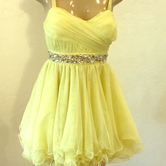 Dresses & Skirts - Beautiful buttercup yellow flare dress